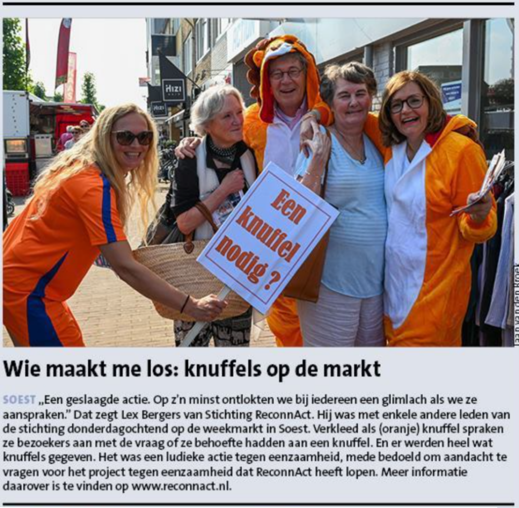 "Wie maakt me los: knuffels op de markt

SOEST "Een geslaagde actie. Op z'n minst ontlokten we bij iedereen een glimlach als we ze aanspraken." Dat zegt Lex Bergers van Stichting ReconnAct. Hij was met enkele andere leden van de stichting donderdagochtend op de weekmarkt in Soest. Verkleed als (oranje) knuffel spraken ze bezoekers aan met de vraag of ze behoefte hadden aan een knuffel. En er werden heel wat knuffels gegeven. Het was een ludieke actie tegen eenzaamheid, mede bedoeld om aandacht te vragen voor het project tegen eenzaamheid dat ReconnAct heeft lopen. Meer informatie daarover is te vinden op www.reconnact.nl"

Bron: Soestercourant 2 juli 2024